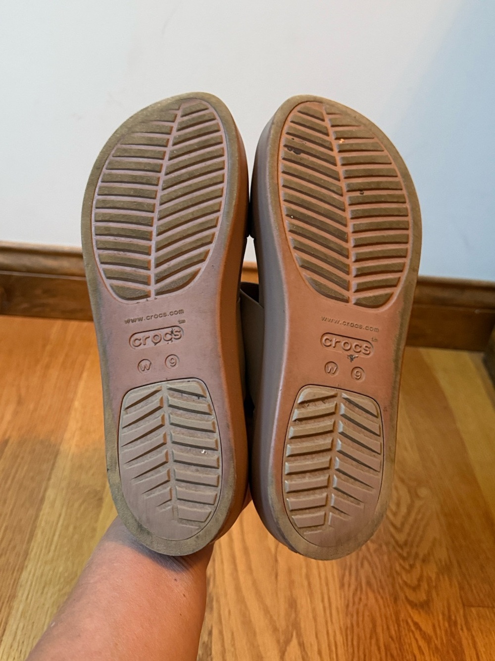 Crocs Brooklyn Buckle Low Wedge Sandal Latte Mushroom Comfort Fall Women’s Sz 9 - Picture 8 of 9